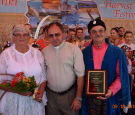 Starostowie Dożynek państwo Kosteccy i Ks. Dyrektor Zbigniew Fraszczak