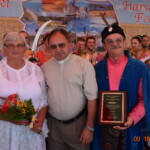 Starostowie Dożynek państwo Kosteccy i Ks. Dyrektor Zbigniew Fraszczak