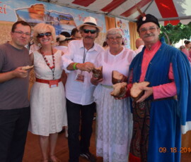 Starostowie Dożynek dzielą się chlebem, od lewej: Andrzej Warzocha, Alicja Chilecka, Grzegorz Chilecki, Małgorzata i Zbigniew Kosteccy.