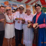 Starostowie Dożynek dzielą się chlebem, od lewej: Andrzej Warzocha, Alicja Chilecka, Grzegorz Chilecki, Małgorzata i Zbigniew Kosteccy.